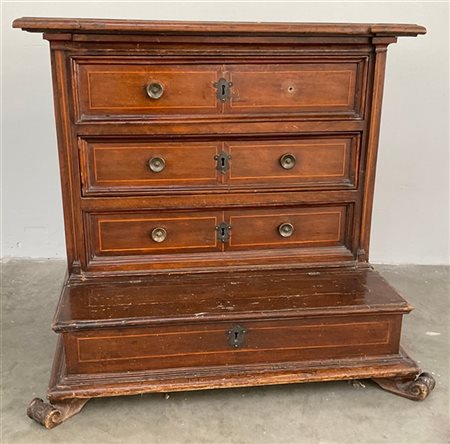 Antico inginocchiatoio filettato in legno chiaro, tre cassetti riquadrati, pian