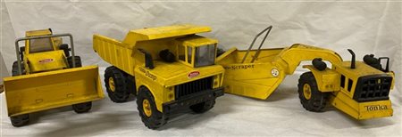 Lotto di tre giocattoli vintage: un escavatore e due autocarri, in metallo vern