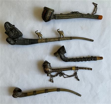 Lotto composto da cinque pipe con decoro mediorientale in materiali differenti