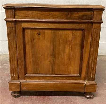 Madia con piano apribile, montanti scanalati, piedi anteriori torniti (cm 70x75x47) (difetti)