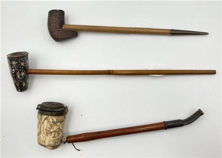 Lotto composto da tre pipe di manifattura orientale in metallo, osso e madreper