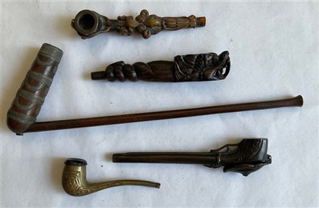 Lotto composto da cinque pipe di materiali e decori differenti tra cui una in b