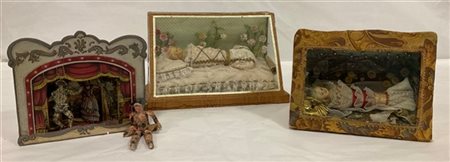 Lotto composto da due teche contenenti figure in cera e una con carillon e bura