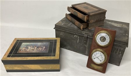 Lotto composto da una cassetta in metallo, una scatola in legno laccato con sta