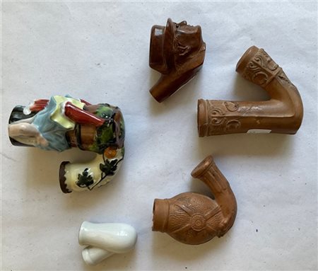 Lotto composto da cinque pipe in ceramica e materiali differenti (difetti)
