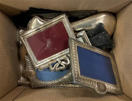 Cartone contenente numerose cornici portafoto, alcune in argento