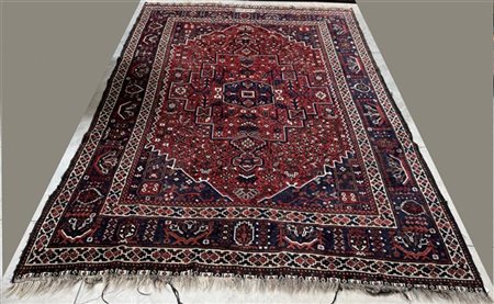 Tappeto Shiraz, Persia, inizio secolo XX. Decoro con medaglione geometrico su f