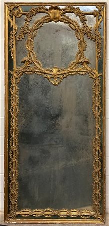 Antica specchiera fondo sala con cornice e fregi in legno intagliato a fiori e