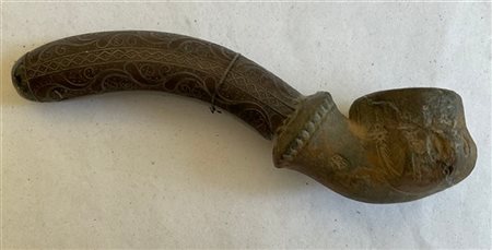 Pipa di manifattura orientale in terracotta con presa intarsiata in argento dec