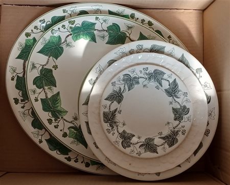 Lotto composto da due cartoni contenenti oggetti diversi per la tavola