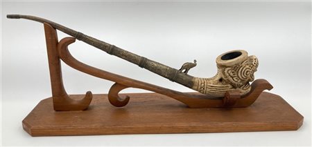 Grande pipa di manifattura orientale in ceramica con volto di animale fantastic