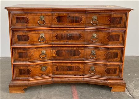 Canterano lastronato e filettato in legni diversi, fronte a tre cassetti con fi