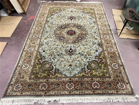Tappeto Tabriz, Persia, secolo XX. Annodato in lana e seta, decoro con medaglio