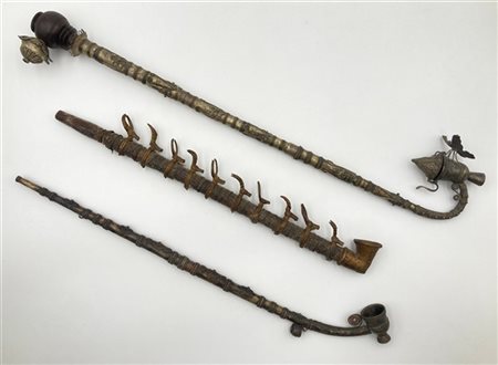 Lotto composto da tre pipe di manifattura orientale con decori stilizzati e mat