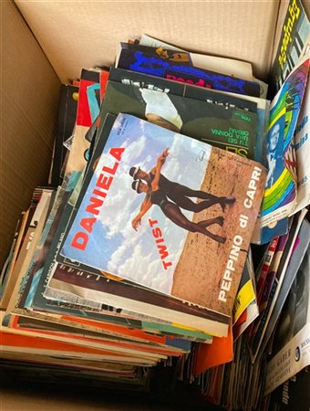 Cartone contenente numerosi dischi di diversa epoca (difetti)