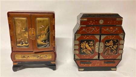 Due stipi da tavolo in legno laccato. Giappone, inizio secolo XX
(h. max cm 42,