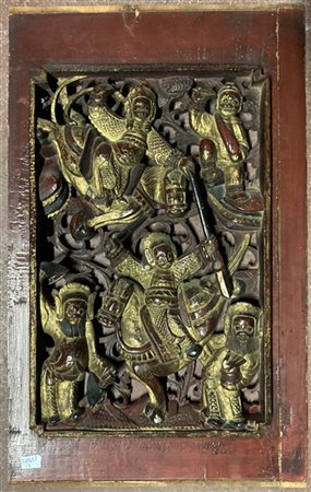 Fregio in legno intagliato e parzialmente dorato. Cina, fine dinastia Qing 
(cm