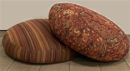 Lotto composto da due cuscini rivestiti in tessuto di cui uno con decoro Kashmi