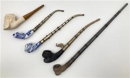 Lotto composto da cinque pipe in materiali differenti con soggetti diversi tra
