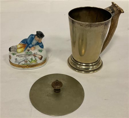 Lotto composto da bicchiere in metallo argentato con corno e una scatola con ca