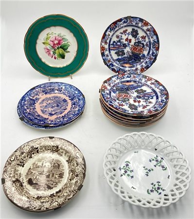 Lotto composto da quindici piatti in ceramica e porcellana di diverso decoro (d