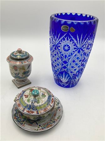 Lotto composto da un vaso in cristallo, un vasetto e una tazza da puerpera di m