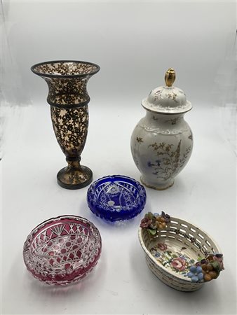 Lotto composto da due posaceneri in cristallo, un vaso in vetro intarsiato in a