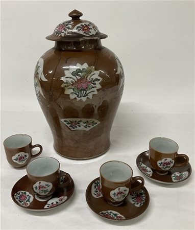 Parte di servizio in porcellana "café au lait" con decoro a fiori entro riserve