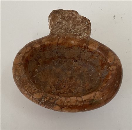 Piccola acquasantiera in marmo rosso di Verona, secolo XVIII (cm 15x8x17) (dife