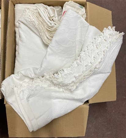 Tre cartoni contenenti numerose tovaglie e stoffe varie per la casa (difetti)