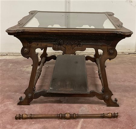 Tavolo con piano in vetro. Gambe mosse riunite da pianetto e traverse tornite (