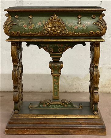 Fioriera in legno intagliato dipinto e dorato decorata a volute fogliate, valve