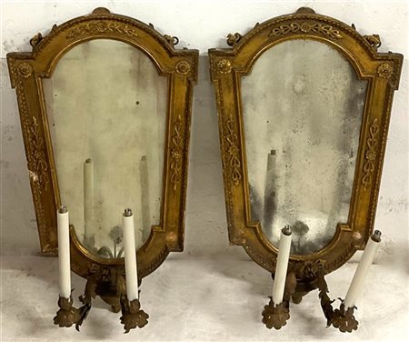 Coppia di ventole di forma sagomata in legno intagliato e dorato, cornici decor