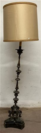 Antico portacero in rame sbalzato su base tripode con supporto in marmo, montat