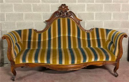 Divano di forma sagomata, schienale e braccioli in legno intagliato decorato a