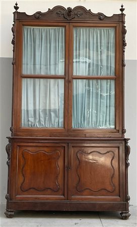 Mobile a due corpi in noce con parte inferiore a due sportelli pannellati, part