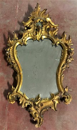 Specchiera in legno intagliato e dorato a volute, secolo XVIII (cm 47x83) (dife