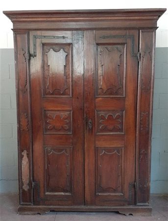 Armadio in legno intagliato a due sportelli. Secolo XVII (227x156 x53) (restaur