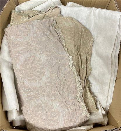 Cinque cartoni contenenti tende e biancheria per la casa (difetti)