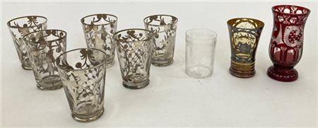 Lotto composto da sei bicchieri in vetro decorati a scene galanti uniti a due b