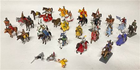 Lotto composto da numerosi modellini di soldati dipinti in policromia (difetti)