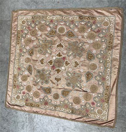 Ricamo in fili metallici su taffetà di seta color cipria, recante Turgà (sigill