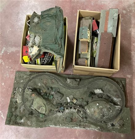 Lotto composto da un plastico e due cartoni contenenti binari, carrozze, edific