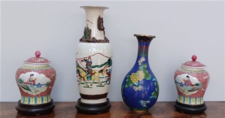 Lotto composto da due potiches in porcellana policroma unite ad un vaso in meta