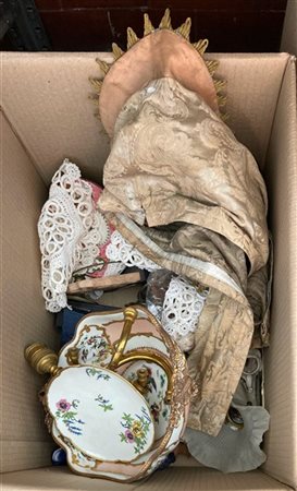 Cartone contenente numerosi oggetti di diversa epoca e fattura (difetti)