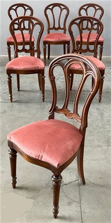 Gruppo di sei sedie con gambe anteriori tornite e schienali a giorno (difetti)