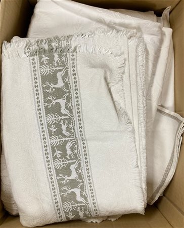 Tre cartoni contenenti numerose tovaglie e stoffe varie per la casa (difetti)