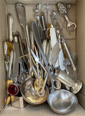 Cartone contenente posate e utensili per la cucina di fatture differenti in met