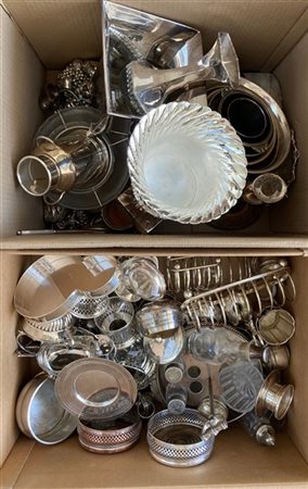 Lotto composto da due cartoni contenenti oggetti di uso diverso in metallo (dif