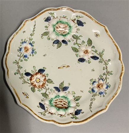 Antico piatto "Barbottina" in maiolica decorato in policromia in rilievo a fior